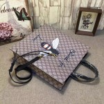 Gucci Bee print soft GG Supreme tote 450950